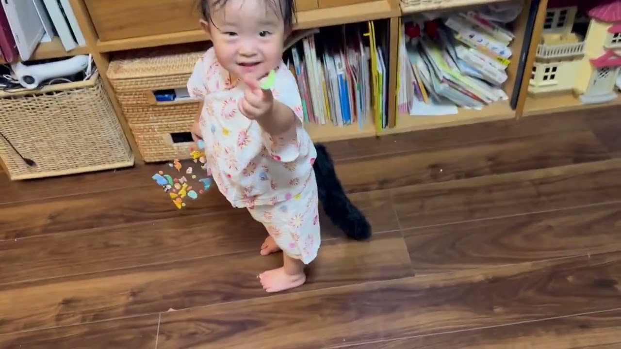 尻尾をつけた子供を確認しに行く猫　ラガマフィンA cat goes to see a child with a tail. Ragamuffin
