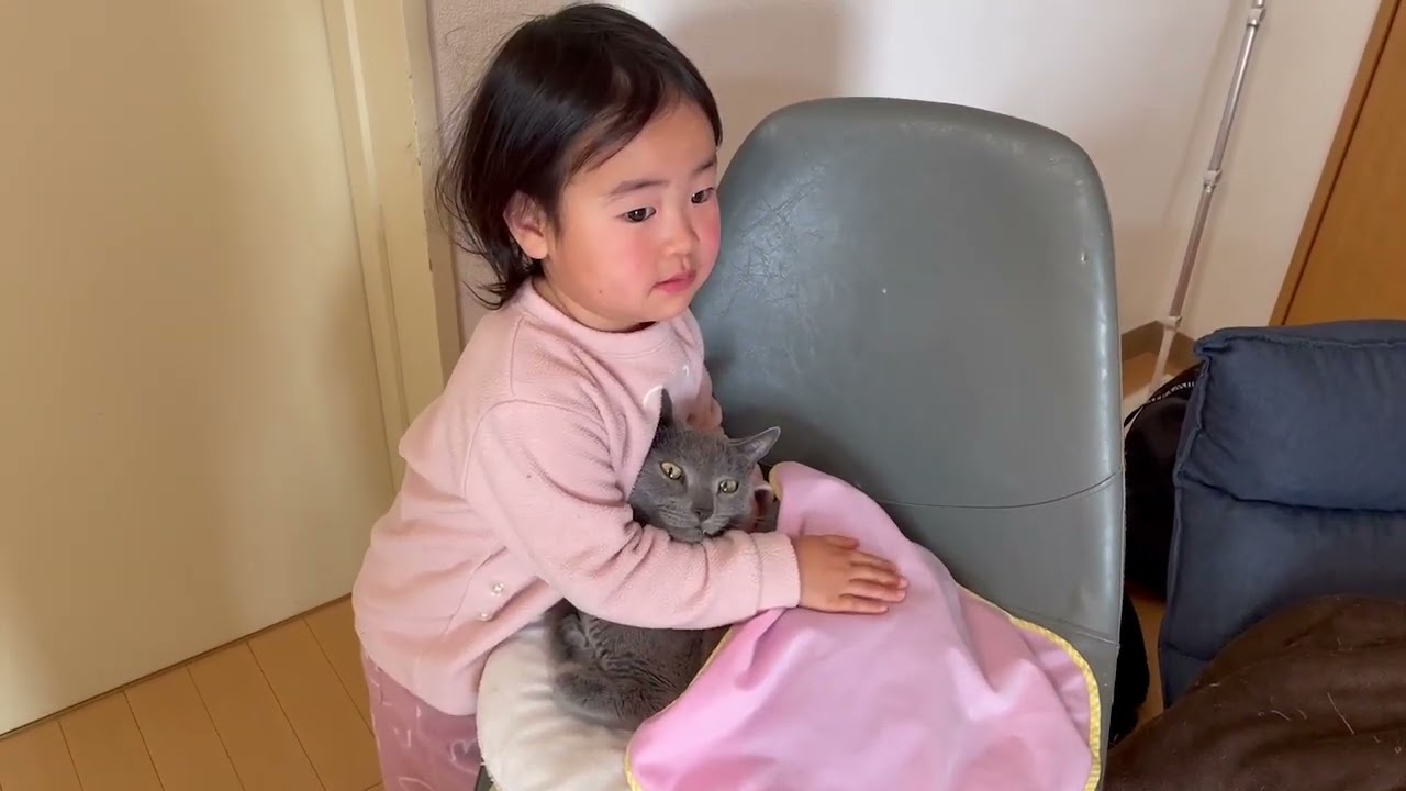 ぺぺ(ロシアンブルー)を寝かしつける娘