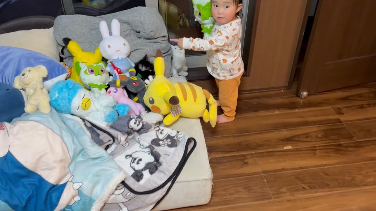 ぬいぐるみにまぎれる猫　ラガマフィン　Cat hiding in a stuffed animal