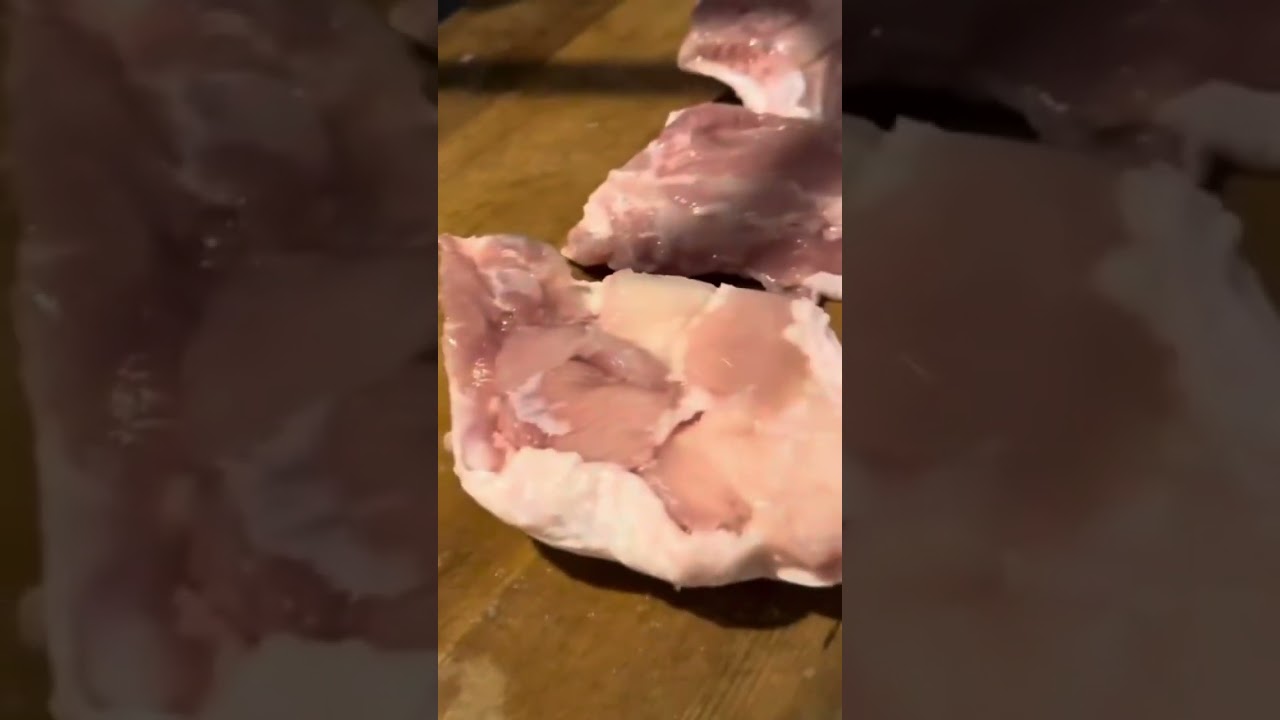 飲まなくなった赤ワインの使い道..  《鶏もも肉の赤ワイン煮》 #cat #料理 ＃風の猫