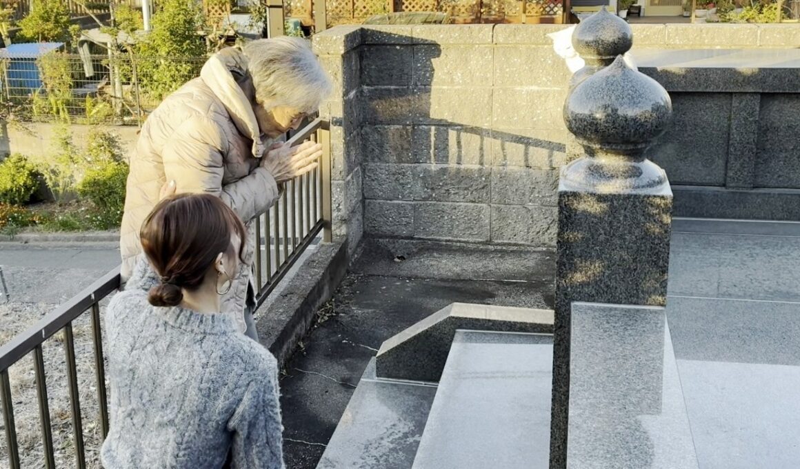 【感動】おばあちゃんと一緒にお墓参りでお辞儀する庭子猫に胸が打たれた！［三毛猫家族とお婆ちゃん］