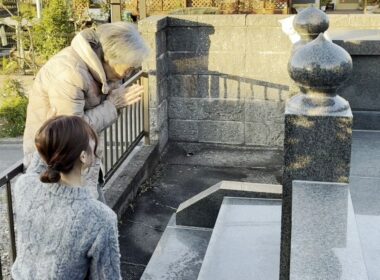 【感動】おばあちゃんと一緒にお墓参りでお辞儀する庭子猫に胸が打たれた！［三毛猫家族とお婆ちゃん］