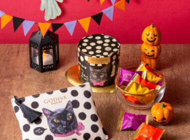 2026年はゴディバのハロウィンのシンボル、黒ネコがお友達のゴーストたちと一緒に登場！ポムポムプリンやクロミのぬいぐるみチャームも！！「ゴディバ ブラックキャット コレクション」 | ゴディバ ジャパン株式会社のプレスリリース