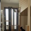 キャットゲートを見事に乗り越えて脱走を図る猫さんの様子に驚き「これ越えてくるの流石すぎる」みんなの対策続々 - Togetter
