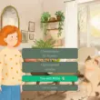 ゲーム画面で、室内に立つ人物と猫の間に4つの英語メニューボタンが表示されている