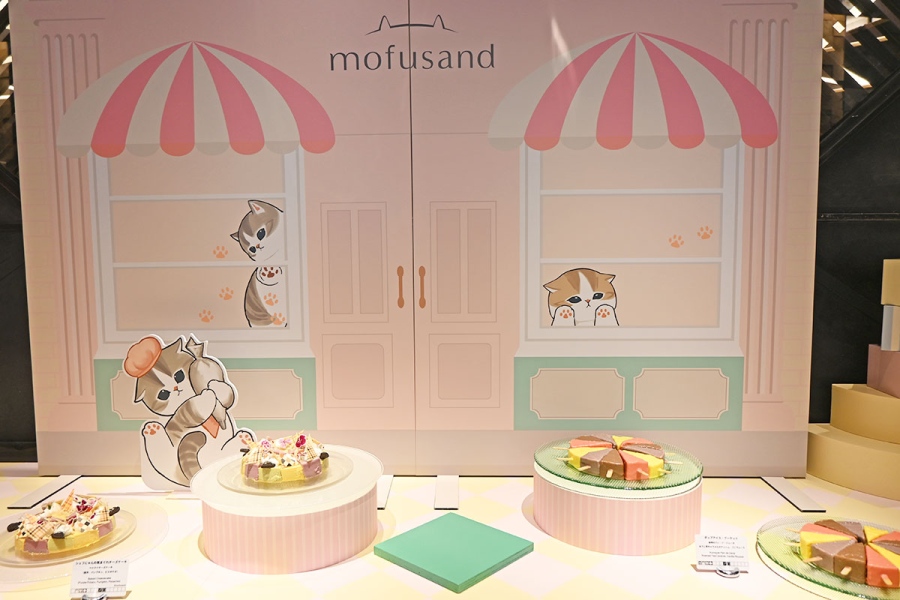 ケーキ工場から運ばれたスイーツが並ぶ、ショップ風の装飾（9月3日撮影／Lmaga.jp）