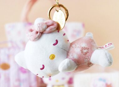 ポール ＆ ジョー アクセソワ「ハローキティ」雑貨、“猫たちが眠る”ふわふわハンカチ＆ポーチ - ファッションプレス