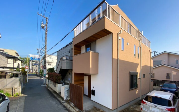 【19坪の狭小地】猫と暮らす3階建て高性能ZEH住宅、ルームツアーがYouTubeで4.7万回再生の大反響 | NEWSCAST