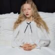 くらはしれい「黒猫＆白猫」“ふわふわ”ルームウェアやリボン付きナイトドレス、ナルエーとコラボ - ファッションプレス